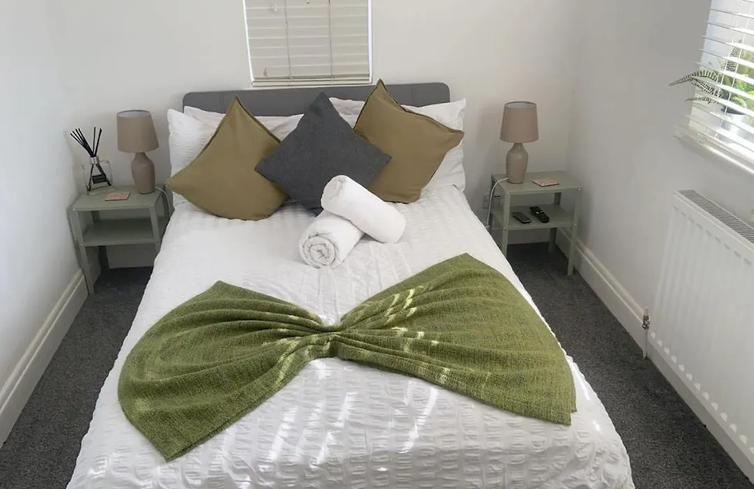 Great 5-Bedroom House In Thornton Road Sleeps 14+-1