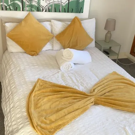 Great 5-Bedroom House In Thornton Road Sleeps 14+-2