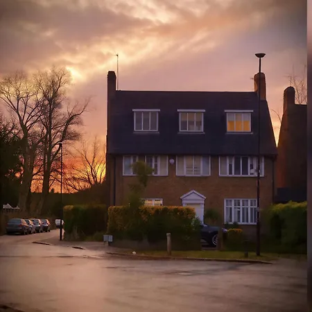 Great 5-Bedroom House In Thornton Road Sleeps 14+-3